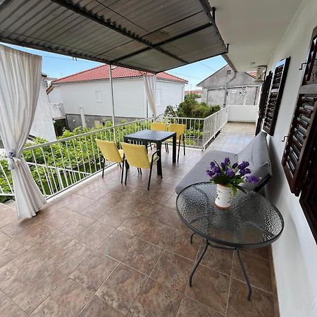 Apartmani Ana Juricev Vodice 沃迪切 外观 照片