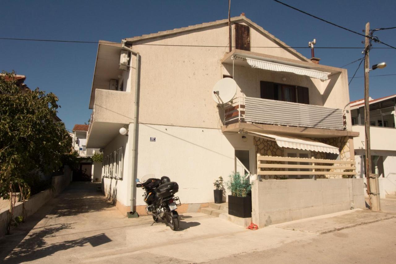 Apartmani Ana Juricev Vodice 沃迪切 外观 照片