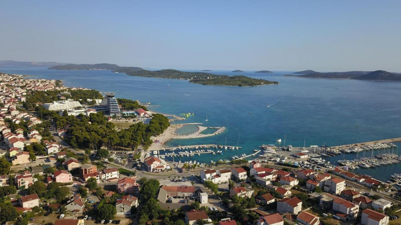 Apartmani Ana Juricev Vodice 沃迪切 外观 照片