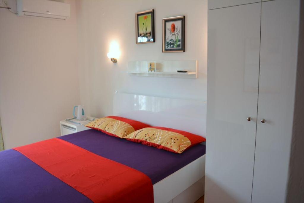 Apartmani Ana Juricev Vodice 沃迪切 外观 照片