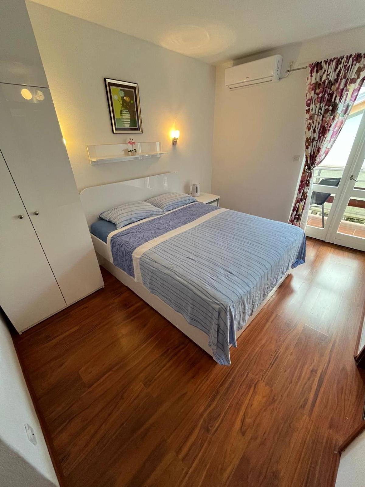 Apartmani Ana Juricev Vodice 沃迪切 外观 照片