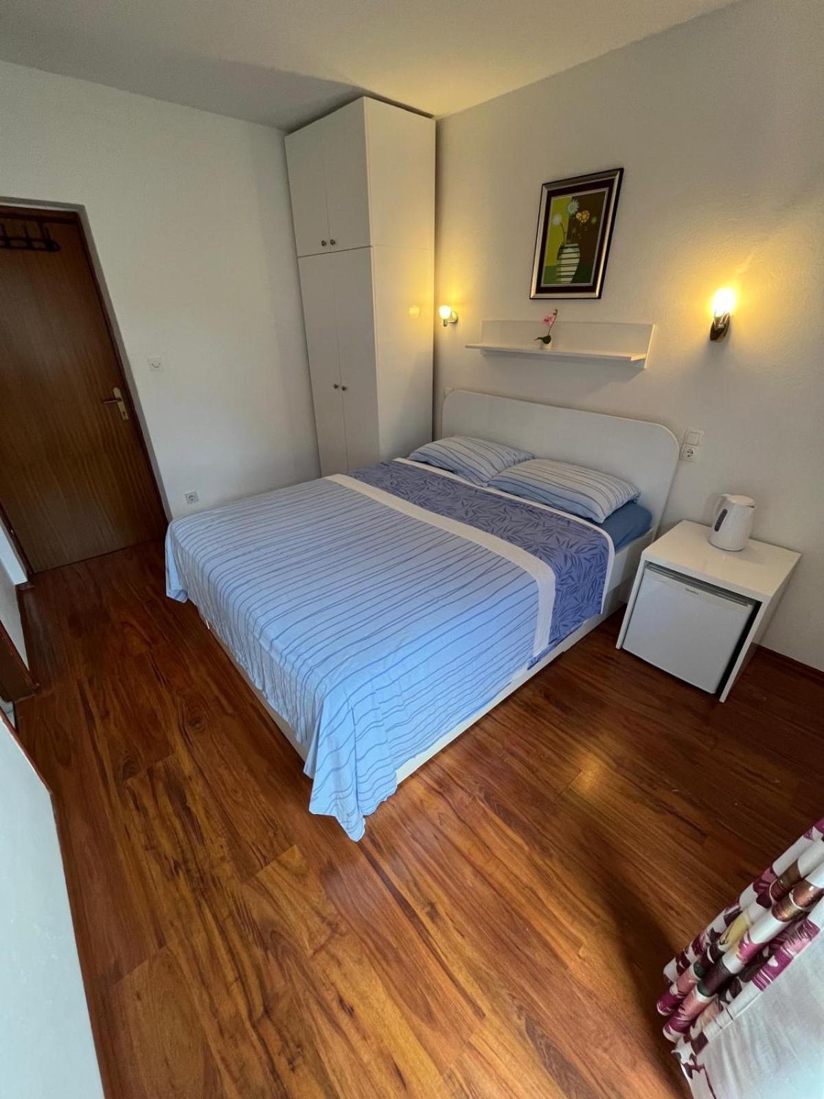 Apartmani Ana Juricev Vodice 沃迪切 外观 照片
