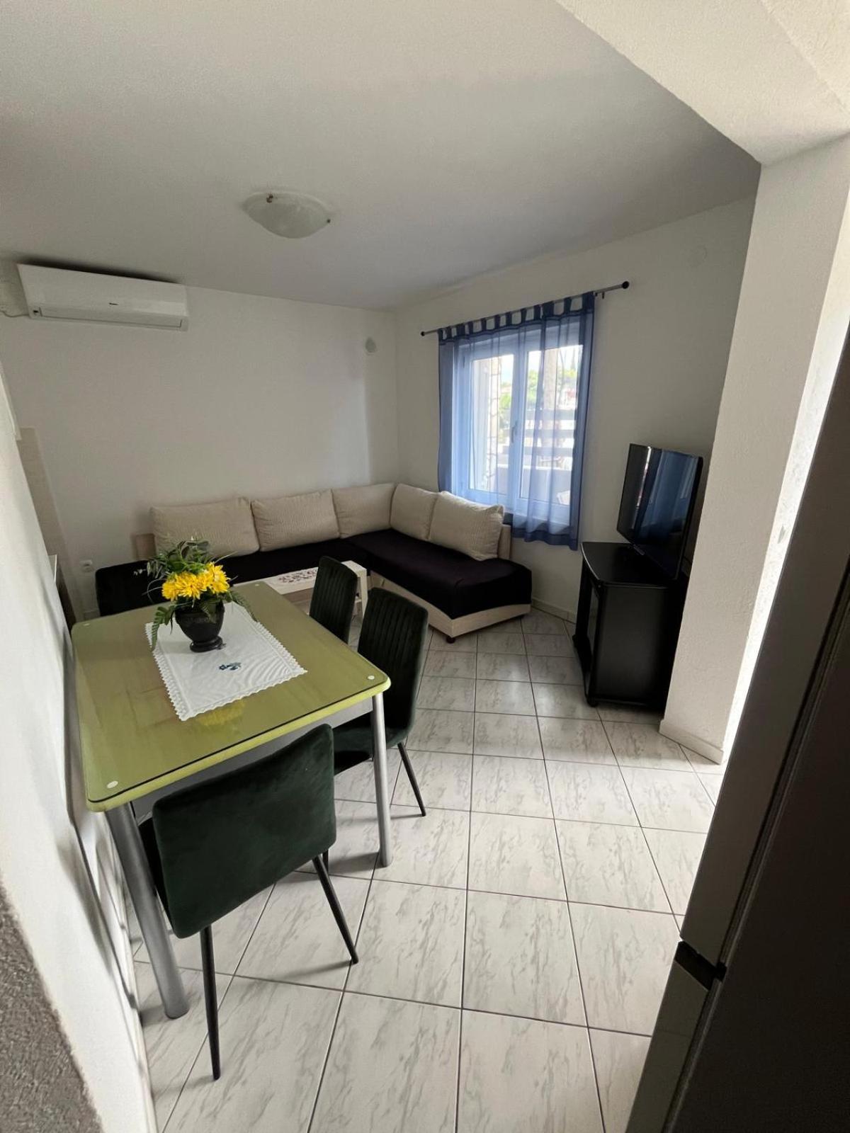 Apartmani Ana Juricev Vodice 沃迪切 外观 照片