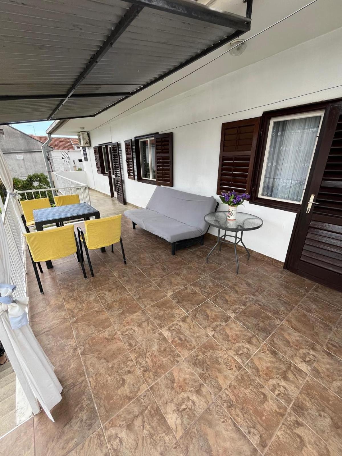 Apartmani Ana Juricev Vodice 沃迪切 外观 照片