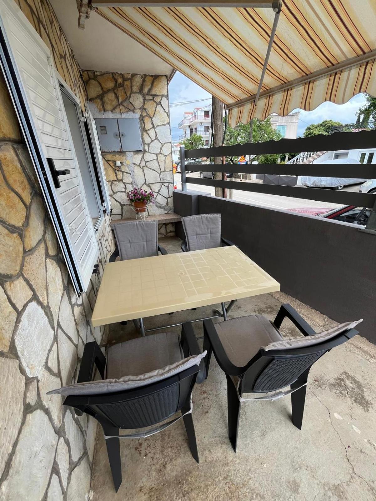 Apartmani Ana Juricev Vodice 沃迪切 外观 照片