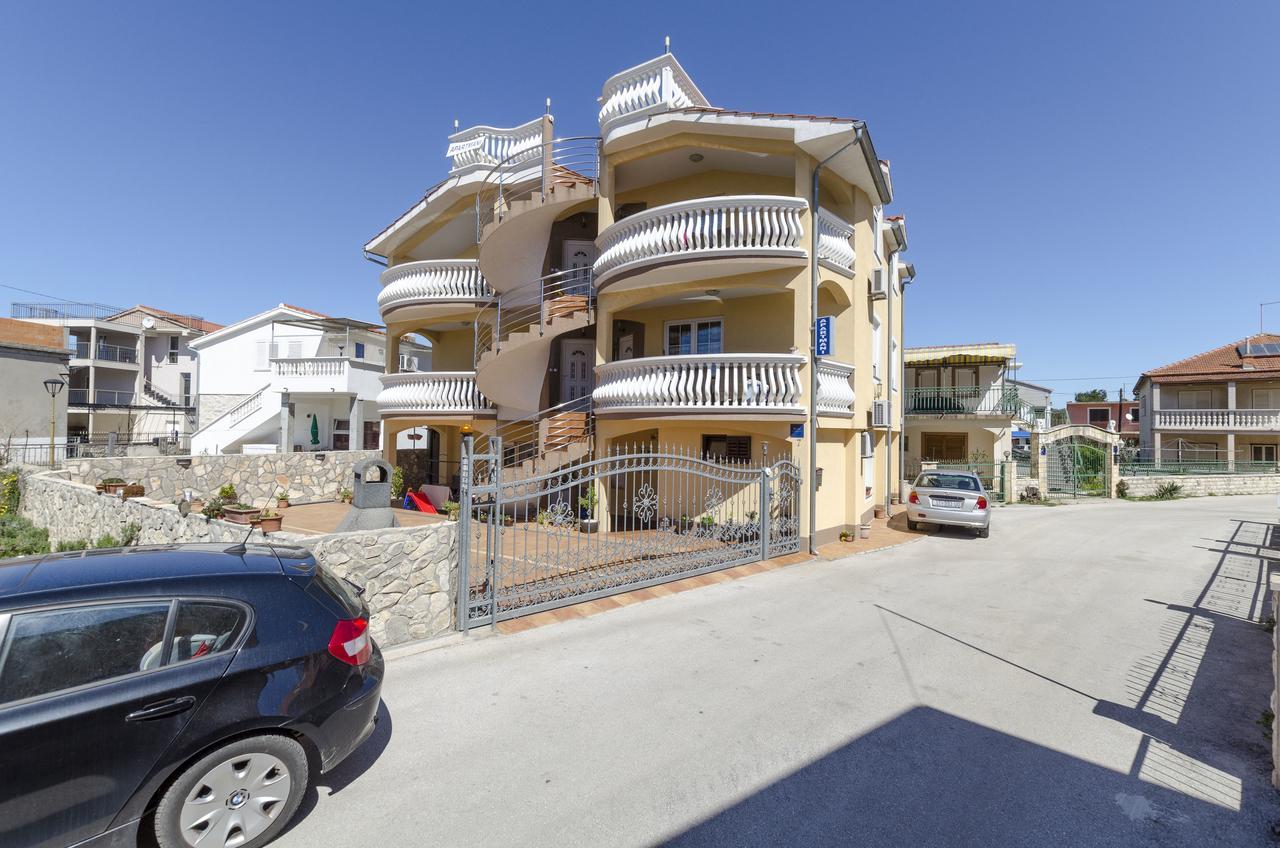 Apartmani Ana Juricev Vodice 沃迪切 外观 照片